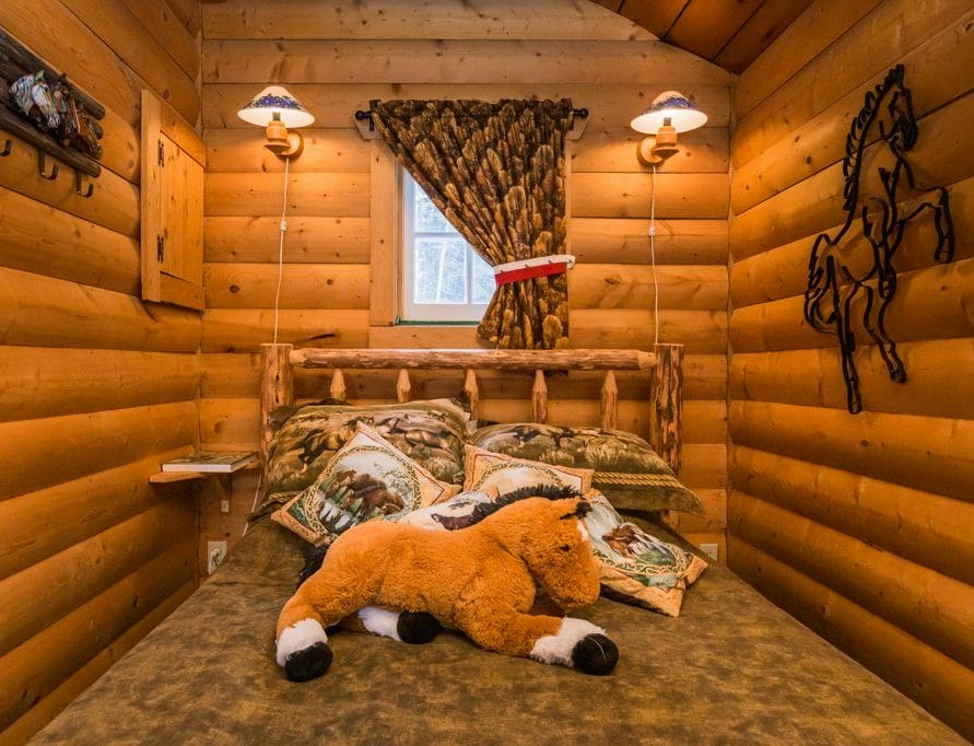 The Mustang Cabin rental in Pigeon Lake, central Alberta. Bear Creek Cabins.