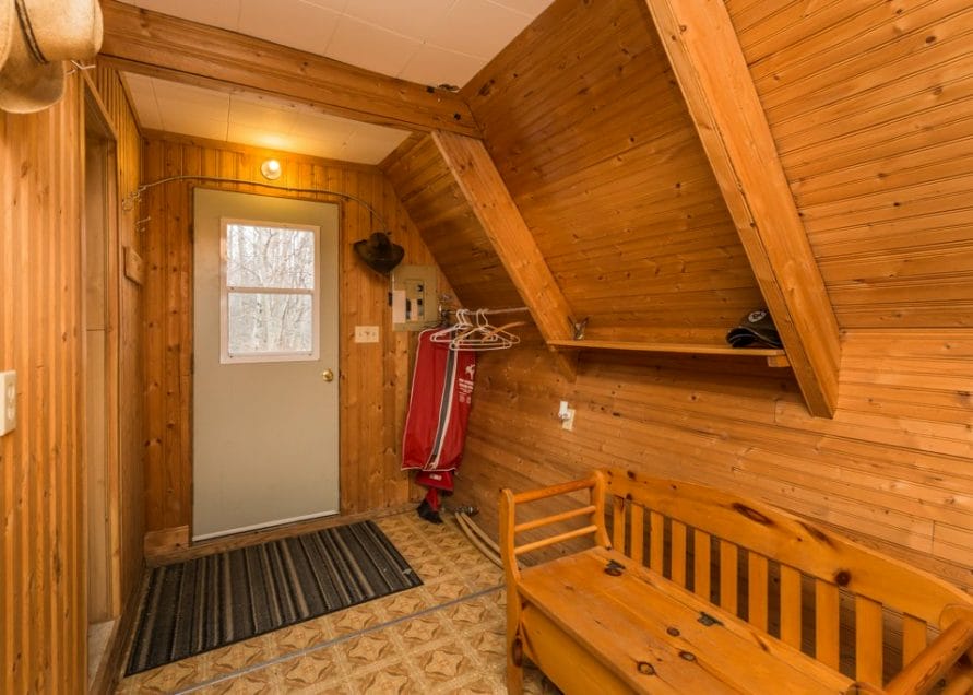 A Frame Cabin rentals in central Alberta, Cabin Rentals Pigeon Lake. Bear Creek Cabins.