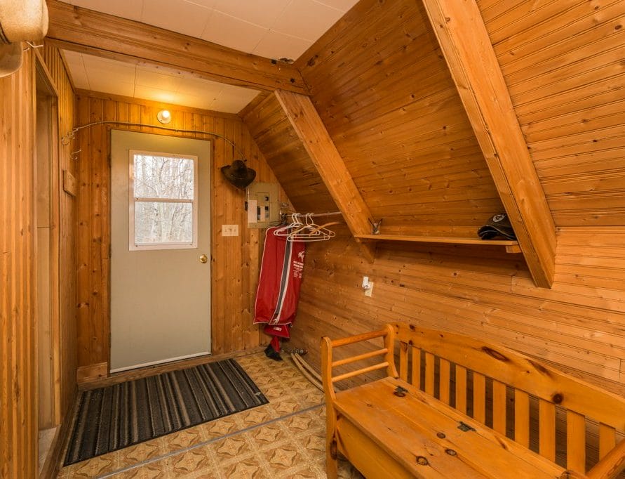 A Frame Cabin rentals in central Alberta, Cabin Rentals Pigeon Lake. Bear Creek Cabins.