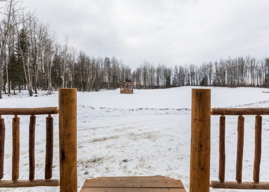 White Tail Cabin rentals in central Alberta. Bear Creek Cabins.