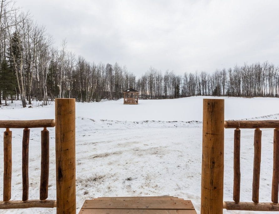 White Tail Cabin rentals in central Alberta. Bear Creek Cabins.