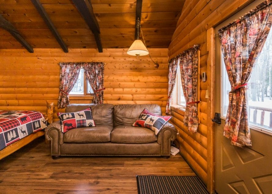 White Tail Cabin rentals in central Alberta. Bear Creek Cabins.