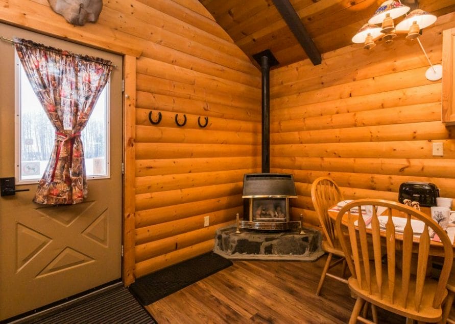 White Tail Cabin rentals in central Alberta. Bear Creek Cabins.