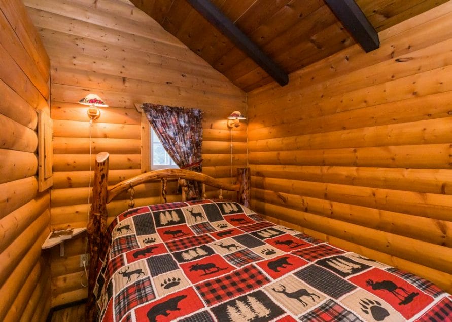 White Tail Cabin rentals in central Alberta. Bear Creek Cabins.