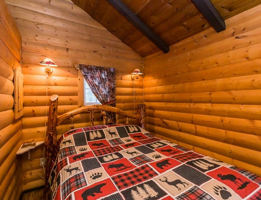 White Tail Cabin rentals in central Alberta. Bear Creek Cabins.