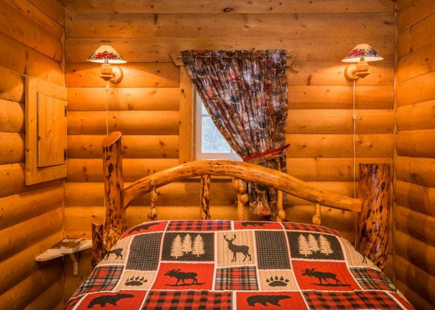 White Tail Cabin rentals in central Alberta. Bear Creek Cabins.