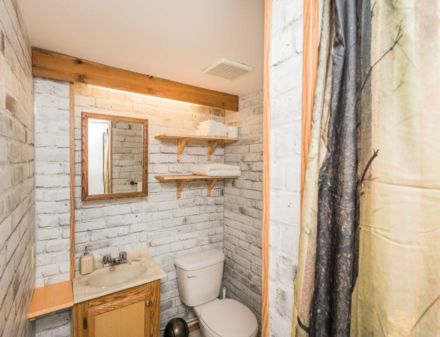 White Tail Cabin rentals in central Alberta. Bear Creek Cabins.