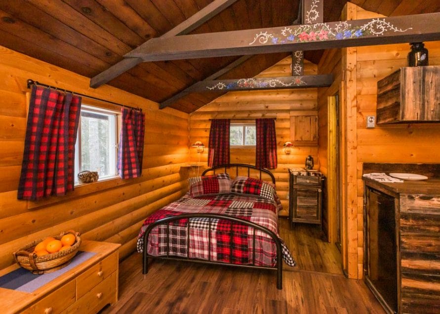 Teh Cottage Cabin rentals in central Alberta, Pigeon Lake. Bear Creek Cabins.
