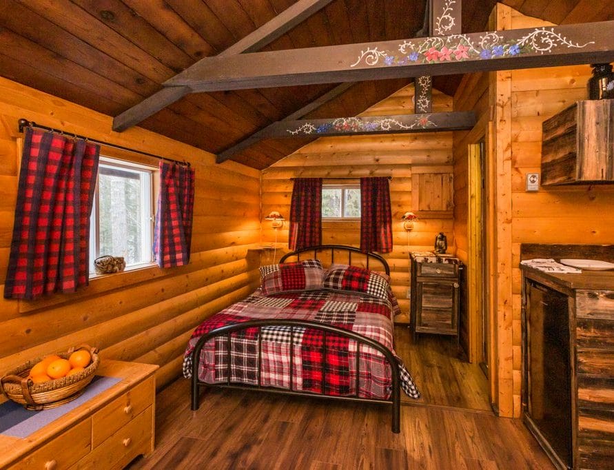 Teh Cottage Cabin rentals in central Alberta, Pigeon Lake. Bear Creek Cabins.