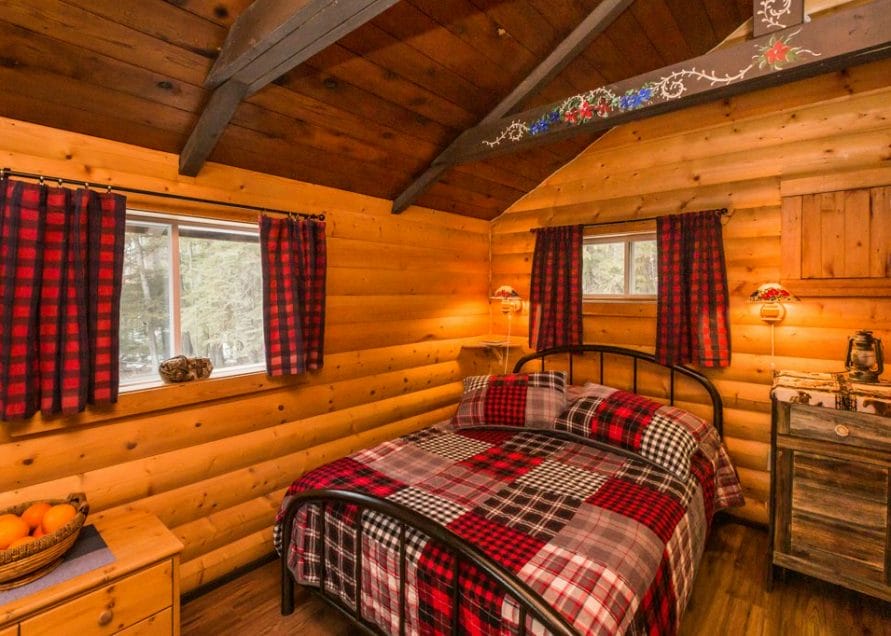 Teh Cottage Cabin rentals in central Alberta, Pigeon Lake. Bear Creek Cabins.