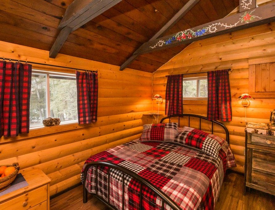 Teh Cottage Cabin rentals in central Alberta, Pigeon Lake. Bear Creek Cabins.