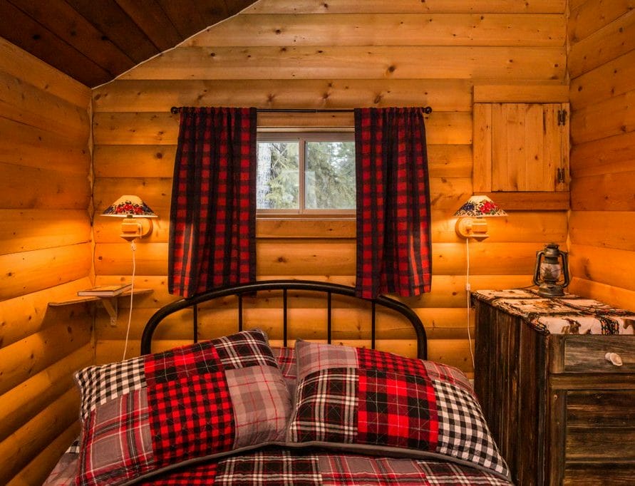 Teh Cottage Cabin rentals in central Alberta, Pigeon Lake. Bear Creek Cabins.