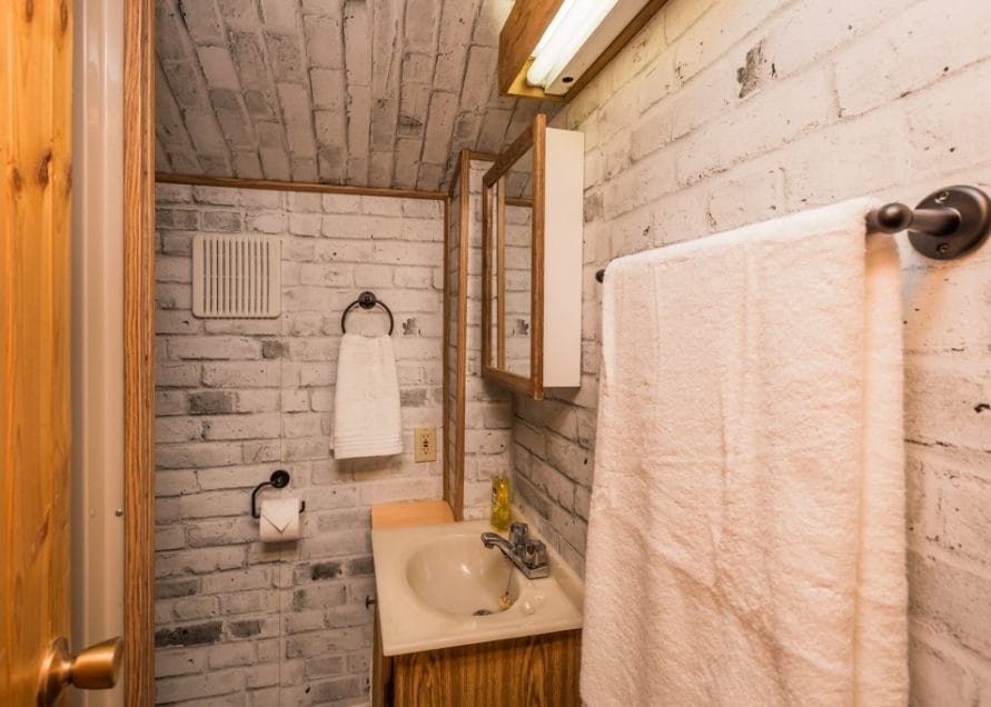 Teh Cottage Cabin rentals in central Alberta, Pigeon Lake. Bear Creek Cabins.